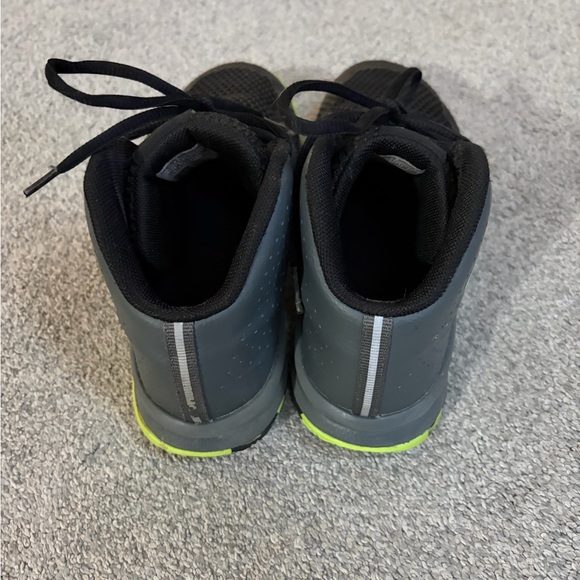 Under Armour boy’s basketball shoes - Picture 2 of 8